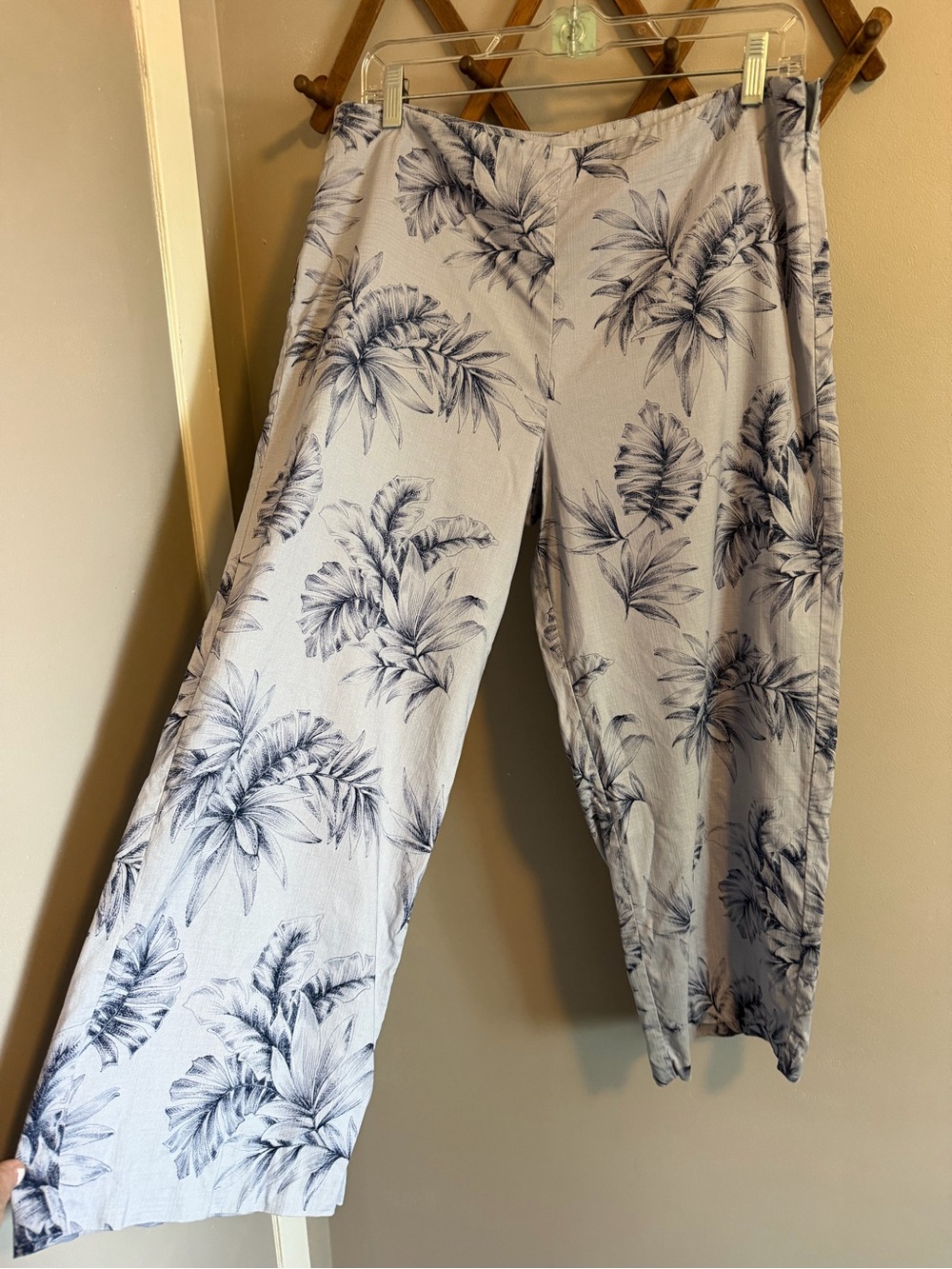 Tommy Bahama Silk Palm Leaf Cropped Pants Blue 10